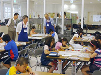 ものづくり・理科支援教室 :神奈川県大和市渋谷学習センター 一生懸命絵を描く子どもたち