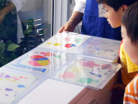 ものづくり・理科支援教室 :神奈川県大和市渋谷学習センター 作品と感光紙を重ね、窓からの光に当てる
