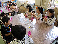 ものづくり・理科実験教室:東京都小平市立小平第十三小学校 ドライアイスでびっくり実験! ピンクに染まったボトル、次は何が起こるのかな