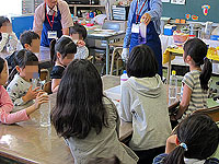 ものづくり・理科実験教室:東京都小平市立小平第十三小学校 ドライアイスでびっくり実験! 炭酸ガスが水に溶けると酸性になること演示実験中