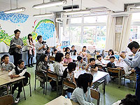 ものづくり・理科実験教室:東京都小平市立小平第十三小学校 ドライアイスが液体になることを実験中