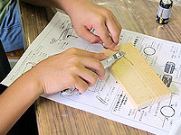 ものづくり・理科実験教室:東京都小平市立小平第十三小学校 エナメル剥がし作業