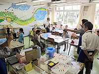 ものづくり・理科実験教室:東京都小平市立小平第十三小学校 色がついた水溶液は名探偵コナン! 準備もできて授業のスタート
