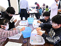 ものづくり・理科実験教室:神奈川県座間市青少年センター ガオ・ぱーく『わくわくサイエンスくらぶ』 カメレオンカプセルは不思議な液体? カメレオンカプセルの変身実験