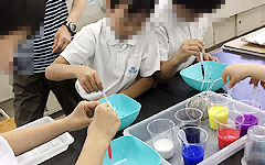 関西本部:理科分科会:私立雲雀丘学園小学校 「やってみなはれ塾」理科体験教室 不思議なカラフルカプセルを作ろう