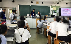 関西本部:理科分科会:雲雀丘学園小学校 「やってみなはれ塾」理科体験教室 ドライアイスでびっくり実験 ドライアイスの不思議の世界で遊ぼう