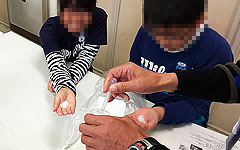 関西本部:理科分科会:大阪市立深江小学校 大阪市理科特別授業 水溶液の性質(小学6年) 「発泡入浴剤を作ろう」 掌の上で中和反応