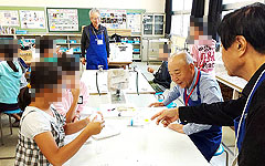 関西本部:理科分科会:大阪市立深江小学校 大阪市理科特別授業 水溶液の性質(小学6年) 「発泡入浴剤を作ろう」 保護メガネをつけてフイルムケースロケット
