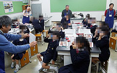 関西本部:理科分科会:私立雲雀丘学園小学校 「やってみなはれ塾」理科体験教室 ものの見え方と生き物の進化-牛さんメガネと立体視メガネを作ろう