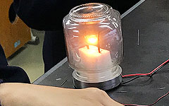 関西本部:理科分科会:私立雲雀丘学園小学校 「やってみなはれ塾」理科体験教室 ジャムビン電球をつくってエジソンに挑戦!