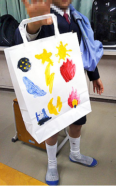関西本部：理科分科会：私立雲雀丘学園小学校 「やってみなはれ塾」理科体験教室 第7回 色の不思議な力の研究 ～色を作り、色を合わせて楽しくあそぼう～ 作品完成 