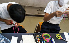 関西本部:理科分科会:私立雲雀丘学園小学校 「やってみなはれ塾」理科体験教室 第2回 まるでマジック ふしぎな輪っか 懸命に細い紙切