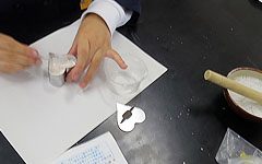 関西本部:理科分科会:大阪市立新東三国小学校、林寺小学校 大阪市理科特別授業 水溶液の性質(小学6年)「発泡入浴剤を作ろう」 すり終わったら型枠に取り出し