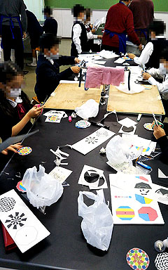 関西本部:理科分科会:私立雲雀丘学園小学校 「やってみなはれ塾」理科体験教室 第5回 ~回ると色が変わる不思議:えのぐと違う変わり方、こまを回して研究~