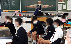 関西本部:理科分科会:私立雲雀丘学園小学校 「やってみなはれ塾」理科体験教室 第6回 空を旅する植物の種 ~タネの模型を作って飛ばしてみよう~ 種になった気持ちで